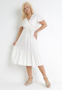 Born2be - Biała Sukienka Rozkloszowana z Wiązanym Paskiem Firiel. Kolor: biały. Materiał: materiał #1