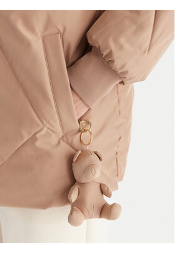 Guess Kurtka zimowa V5BL13 WHHZ2 Beżowy Regular Fit. Kolor: beżowy. Materiał: syntetyk. Sezon: zima