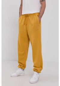 Levi's® - Levi's Spodnie męskie kolor żółty gładkie. Kolor: żółty. Materiał: dzianina. Wzór: gładki #1