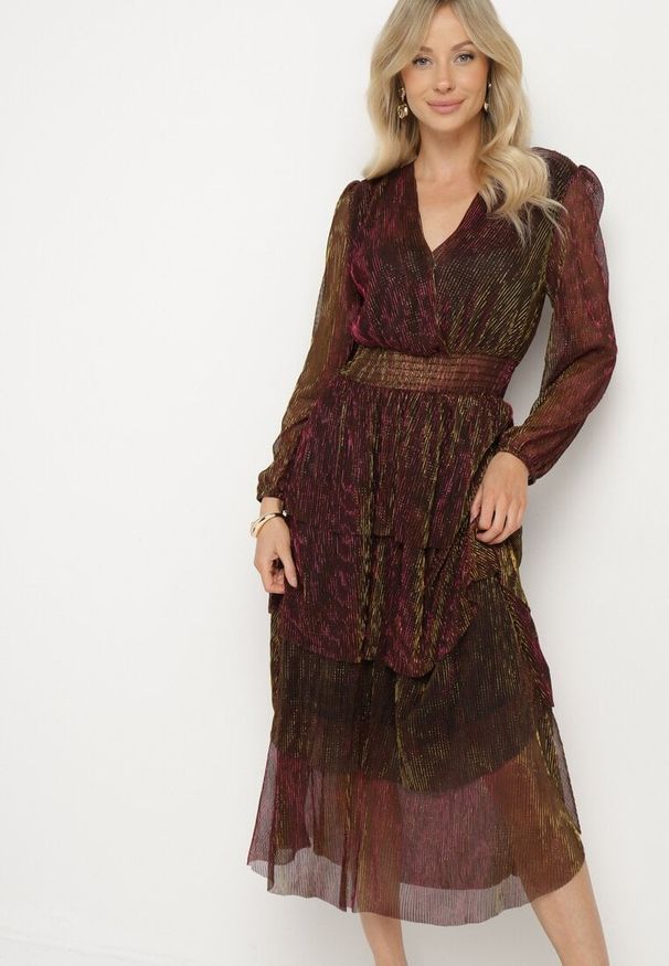 Born2be - Bordowa Sukienka Błyszcząca z Falbanami i Gumką w Pasie Limite. Okazja: na spacer, na co dzień, na spotkanie biznesowe. Typ kołnierza: dekolt kopertowy, dekolt w kształcie V. Kolor: czerwony. Wzór: aplikacja. Typ sukienki: kopertowe. Styl: casual, biznesowy