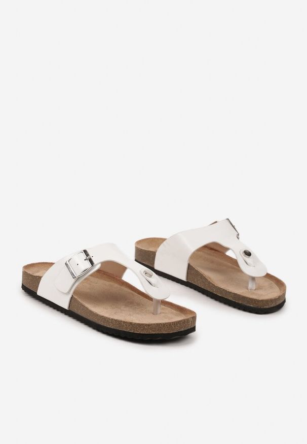 Born2be - Białe Japonki na Korkowej Grubej Podeszwie z Klamrą Florsemi. Okazja: na co dzień. Kolor: biały. Materiał: jeans. Styl: casual