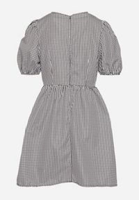 Born2be - Czarna Rozkloszowana Sukienka w Kratkę Vichy w Stylu Retro z Wiązaniem Telionea. Okazja: na co dzień. Kolor: czarny. Wzór: kratka. Typ sukienki: rozkloszowane. Styl: retro #6