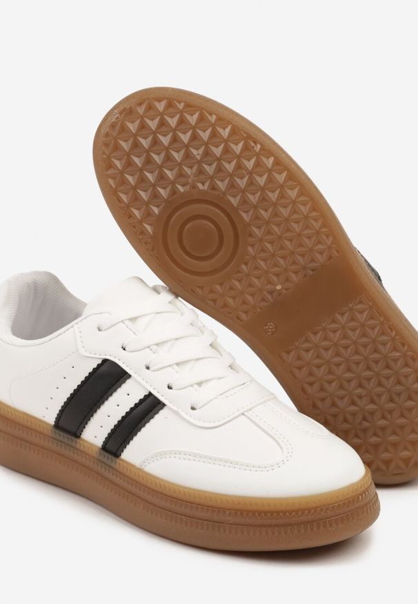 Born2be - Białe Sneakersy w Stylu Tenisówek z Perforacją i Ozdobnymi Paskami Jenarosea. Okazja: na co dzień. Zapięcie: pasek. Kolor: biały. Materiał: jeans. Wzór: paski