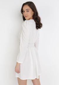 Born2be - Biała Sukienka Kahlisise. Kolor: biały. Materiał: tkanina. Długość rękawa: długi rękaw. Wzór: gładki. Typ sukienki: kopertowe. Długość: mini