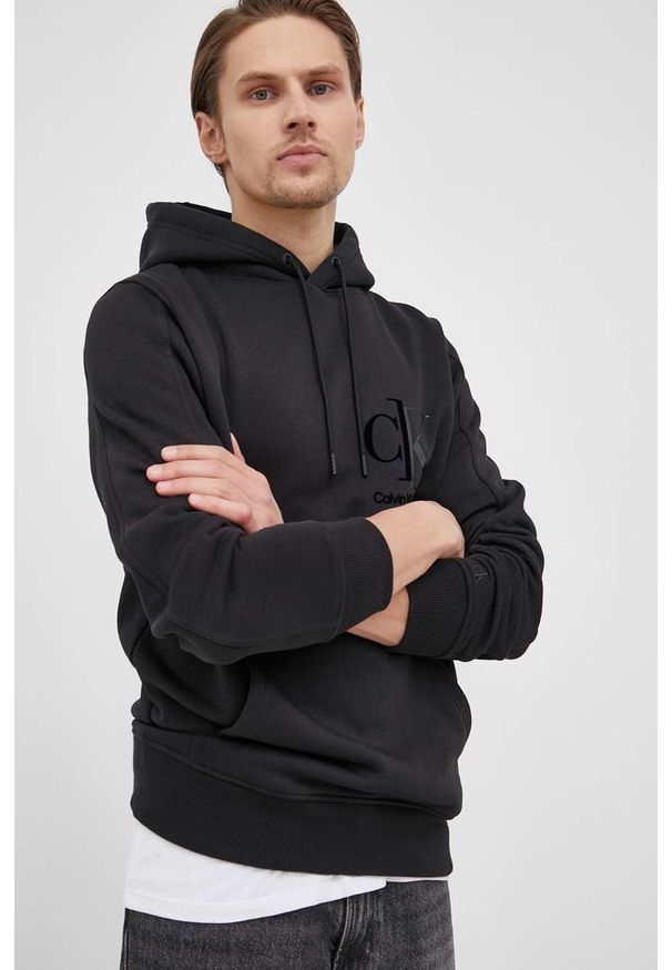 Calvin Klein Jeans bluza męska kolor czarny z kapturem z nadrukiem. Okazja: na co dzień. Typ kołnierza: kaptur. Kolor: czarny. Materiał: dzianina. Wzór: nadruk. Styl: casual