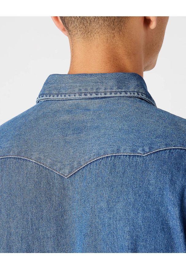 Wrangler - WRANGLER 27MW 1YEAR MĘSKA KOSZULA JEANSOWA JEANS W5MSLW924 112130248. Okazja: na co dzień, do pracy. Typ kołnierza: kaptur. Materiał: jeans. Długość rękawa: długi rękaw. Długość: długie. Sezon: lato. Styl: vintage, klasyczny, elegancki, casual