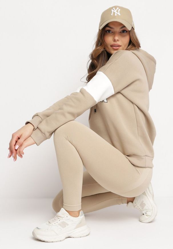 Born2be - Beżowa Bluza z Kapturem i Ozdobnym Nadrukiem Ocieplona Polarem Cliose. Okazja: na co dzień. Typ kołnierza: kaptur. Kolor: beżowy. Materiał: polar. Wzór: nadruk. Styl: casual