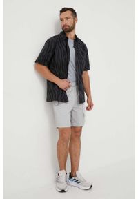 adidas Originals koszula bawełniana męska kolor czarny regular z kołnierzykiem klasycznym. Typ kołnierza: kołnierzyk klasyczny. Kolor: czarny. Materiał: bawełna. Długość rękawa: krótki rękaw. Długość: krótkie. Styl: klasyczny #4
