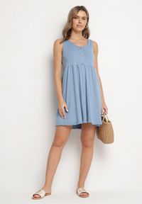 Born2be - Jasnoniebieska Sukienka o Rozkloszowanym Kroju na Szerokich Ramiączkach z Guzikami Jenovira. Okazja: na co dzień. Kolor: niebieski. Długość rękawa: na ramiączkach. Styl: casual #3