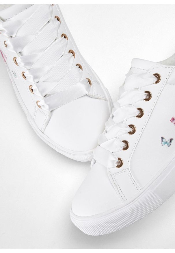 bonprix - Sneakersy z kwiatowym nadrukiem. Kolor: biały. Wzór: kwiaty, nadruk