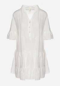 Born2be - Biała Bawełniana Sukienka z Haftowanej Tkaniny o Koszulowym Kroju z Falbanami Filidwena. Okazja: na co dzień. Typ kołnierza: kołnierzyk klasyczny. Kolor: biały. Materiał: bawełna, tkanina. Wzór: haft. Typ sukienki: koszulowe. Styl: boho, klasyczny, casual, elegancki #6