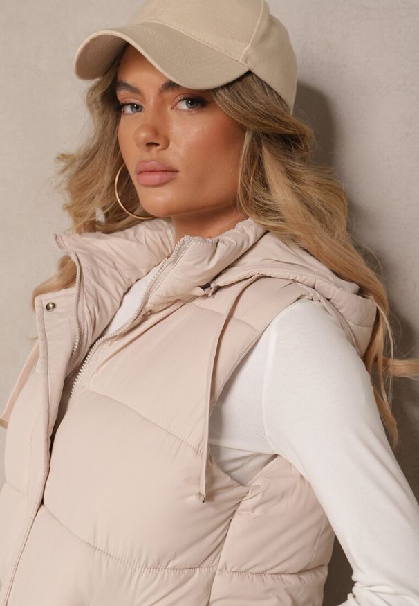 Renee - Jasnobeżowa Kamizelka Pikowana z Kapturem Ozdobiona Sznurkami Eleandra. Okazja: na co dzień. Typ kołnierza: kaptur. Kolor: beżowy. Materiał: jeans. Wzór: aplikacja. Styl: klasyczny, casual, elegancki