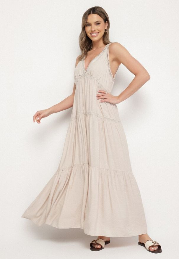 Born2be - Beżowa Sukienka z Wiskozą i Szydełkowym Wzorem Meviellea. Okazja: na co dzień. Typ kołnierza: dekolt w kształcie V. Kolor: beżowy. Materiał: wiskoza. Wzór: haft. Styl: casual, elegancki