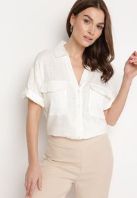 Born2be - Biała Koszula Bawełniana z Lnem Zapinana na Guziki Surveni. Kolor: biały. Materiał: bawełna, len. Styl: klasyczny