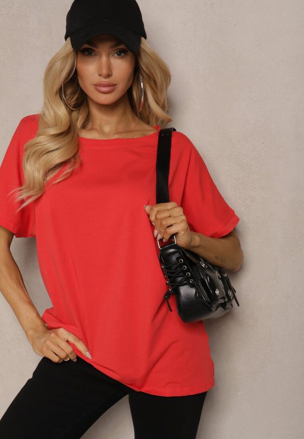 Renee - Czerwony Bawełniany T-shirt Oversize z Krótkim Rękawem i Dłuższym Tyłem Zanimara. Kolor: czerwony. Materiał: bawełna. Długość rękawa: krótki rękaw. Długość: krótkie