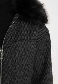 Born2be - Czarna Elegancka Kurtka z Futrzanym Kołnierzem i Metaliczną Nicią Vertieska. Okazja: na co dzień. Kolor: czarny. Materiał: futro. Styl: elegancki #4