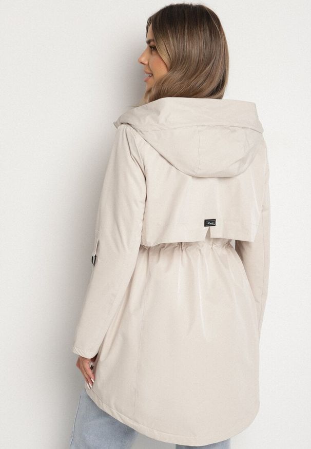 Born2be - Jasnobeżowa Klasyczna Kurtka Parka z Kapturem i Ściągaczem w Talii Tulasira. Okazja: na co dzień. Typ kołnierza: kaptur. Kolor: beżowy. Materiał: jeans. Styl: klasyczny