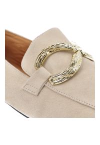 Półbuty damskie S.Barski D&A, cholewka skóra naturalna zamszowa wsuwany fason metalowa ozdoba na przodzie niski obcas kwadratowy nosek, beżowe, CR61-. Okazja: na co dzień, na spotkanie biznesowe. Kolor: beżowy. Materiał: zamsz, skóra. Szerokość cholewki: normalna. Wzór: aplikacja. Obcas: na obcasie. Styl: casual, biznesowy, elegancki, klasyczny. Wysokość obcasa: niski #7