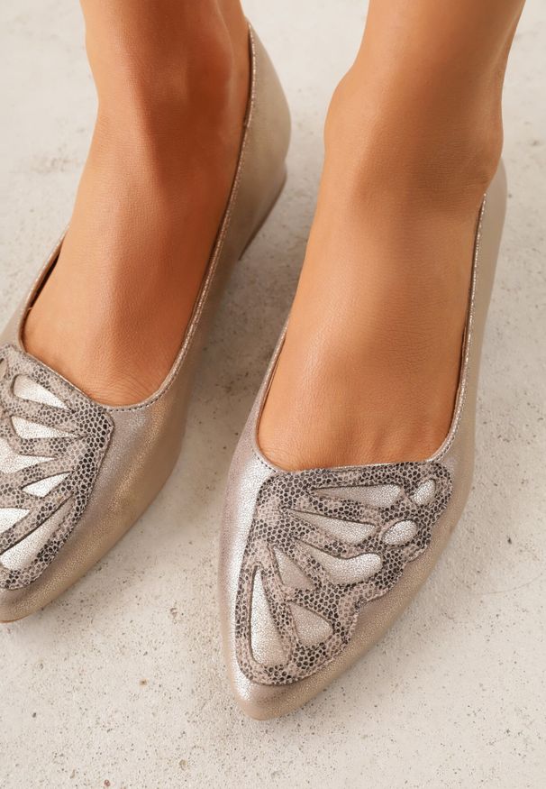 Born2be - Złote Czółenka ze Skórzaną Wkładką i Aplikacją w Wężowy Wzór Cezelie. Okazja: na co dzień. Kolor: złoty. Materiał: skóra. Wzór: aplikacja. Styl: casual, klasyczny, elegancki