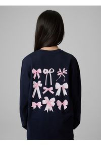 4f - 4F Longsleeve loose z nadrukiem dziewczęcy - granatowy 122/128 (6-8 lat). Okazja: na uczelnię, na co dzień, na spacer. Kolor: niebieski. Materiał: bawełna, dzianina. Długość rękawa: długi rękaw. Wzór: nadruk. Sezon: lato. Styl: casual #2