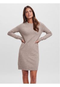 Vero Moda Sukienka dzianinowa 10215523 Beżowy Relaxed Fit. Kolor: beżowy. Materiał: syntetyk #1