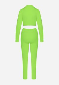 Renee - Jasnozielony Prążkowany Komplet Sportowy z Legginasami i Bluzą Cropped Ovelvi. Kolor: zielony. Materiał: prążkowany. Wzór: prążki #6
