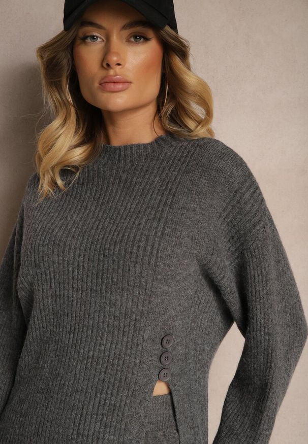 Renee - Ciemnoszary Komplet z Wełną i Bawełną Spodnie o Szerokim Kroju Sweter z Guzikami i Rozcięciem Sialwen. Kolor: szary. Materiał: wełna, bawełna