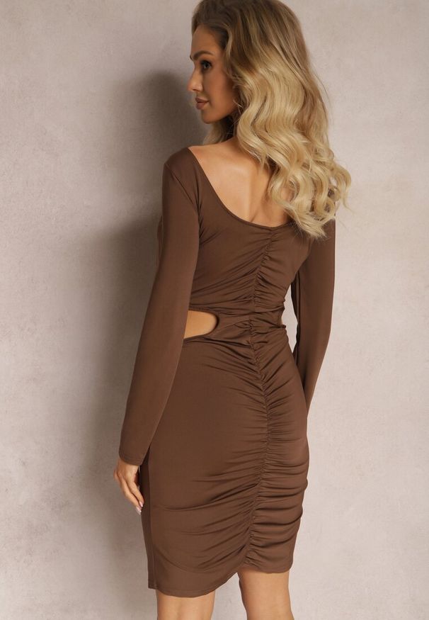Renee - Brązowa Dopasowana Sukienka Mini z Wycięciami Marszczeniem i Kwiatem Vitorda. Kolor: brązowy. Wzór: kwiaty. Długość: mini