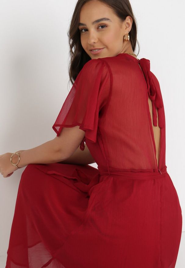 Born2be - Bordowa Sukienka o Rozkloszowanym Kroju z Wiązaniem Acsophia. Kolor: czerwony. Materiał: tkanina, materiał. Długość rękawa: krótki rękaw. Styl: elegancki, wizytowy. Długość: midi