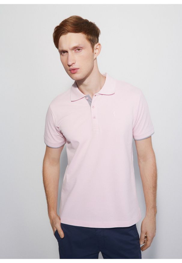 Ochnik - Różowa koszulka polo męska. Typ kołnierza: polo. Kolor: różowy. Materiał: bawełna. Długość rękawa: krótki rękaw. Długość: krótkie