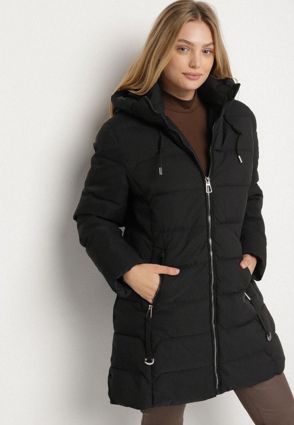 Born2be - Czarna Pikowana Kurtka o Taliowanym Fasonie z Kapturem Acindrie. Okazja: na co dzień, na spotkanie biznesowe. Typ kołnierza: kaptur. Kolekcja: plus size. Kolor: czarny. Materiał: jeans, poliester. Wzór: aplikacja. Sezon: zima. Styl: casual, biznesowy