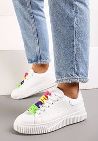 Renee - Białe Sneakersy na Niskiej Platformie z Kolorowymi Aplikacjami na Sznurówkach Lasteria. Nosek buta: okrągły. Zapięcie: sznurówki. Kolor: biały. Materiał: materiał. Wzór: aplikacja, kolorowy. Obcas: na platformie. Wysokość obcasa: niski #5