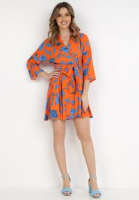 Born2be - Pomarańczowa Sukienka Naesousa. Kolor: pomarańczowy. Materiał: materiał. Wzór: nadruk. Typ sukienki: kopertowe. Długość: mini #5