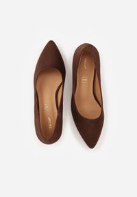 Renee - Brązowe Czółenka Vices na Słupku z Wkładką ze Skóry Naturalnej Rieris. Okazja: na co dzień. Nosek buta: szpiczasty. Kolor: brązowy. Materiał: skóra. Obcas: na słupku. Styl: casual, klasyczny, wizytowy. Wysokość obcasa: średni #7