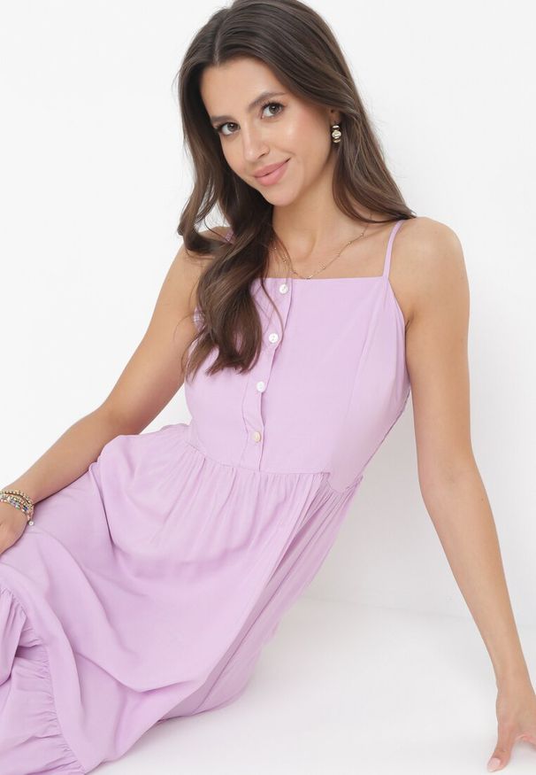 Born2be - Fioletowa Rozkloszowana Sukienka Midi na Ramiączkach z Falbanką z Wiskozy Margotla. Kolor: fioletowy. Materiał: wiskoza. Długość rękawa: na ramiączkach. Wzór: aplikacja. Typ sukienki: rozkloszowane. Długość: midi