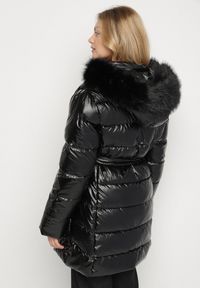 Born2be - Czarna Pikowana Kurtka z Kapturem z Futrem i Wiązanym Paskiem Zenilka. Okazja: na co dzień. Typ kołnierza: kaptur. Kolekcja: plus size. Kolor: czarny. Materiał: futro. Styl: elegancki, casual