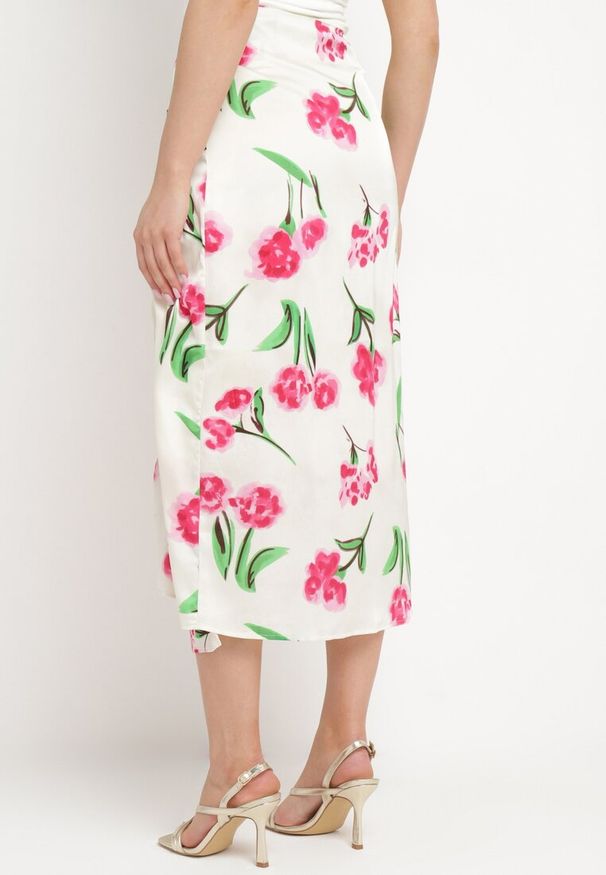 Born2be - Beżowo-Różowa Spódnica Satynowa o Kopertowym Fasonie Wiązana w Pasie w Kwiatowy Print Aisaleva. Okazja: na co dzień. Kolor: beżowy. Materiał: satyna. Wzór: nadruk, kwiaty. Styl: klasyczny, casual