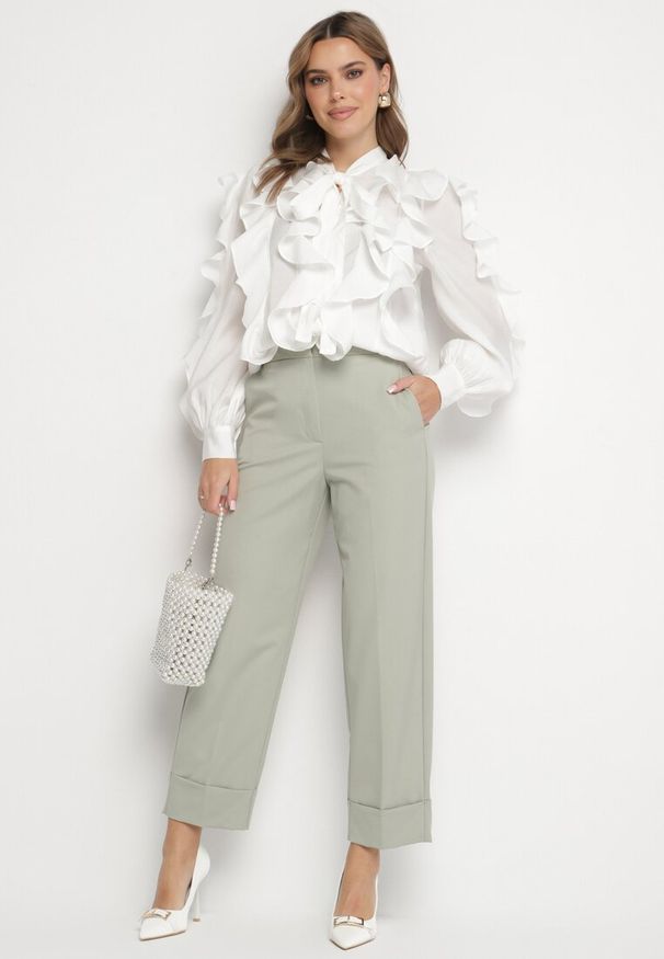 Born2be - Biała Koszula z Wiskozą o Luźnym Kroju z Falbanami i Wiązaniem Ravionel. Okazja: na co dzień. Kolor: biały. Materiał: wiskoza. Styl: elegancki, casual