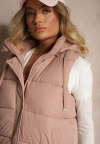Renee - Różowa Kamizelka Pikowana z Kapturem Ozdobiona Sznurkami Eleandra. Okazja: na co dzień. Typ kołnierza: kaptur. Kolor: różowy. Materiał: jeans. Wzór: aplikacja. Styl: klasyczny, elegancki, casual #5