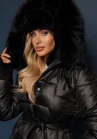 Renee - Czarna Długa Kurtka Pikowana z Odpinanym Kołnierzem i Paskiem Rinarella. Okazja: na co dzień. Kolor: czarny. Materiał: jeans. Długość: długie. Sezon: zima. Styl: elegancki, casual