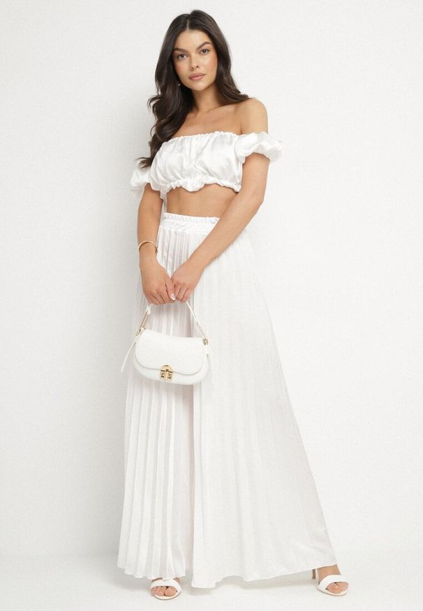 Born2be - Biały Komplet Satynowy Bufiasta Bluzka Hiszpanka i Plisowane Spodnie Mevela. Kolor: biały. Materiał: satyna