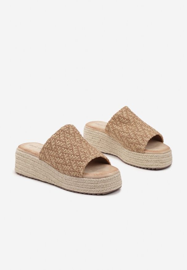 Born2be - Brązowe Klapki z Szerokim Paskiem na Koturnie z Plecionką Banirea. Okazja: na spacer. Nosek buta: otwarty. Kolor: brązowy. Sezon: lato. Obcas: na koturnie. Styl: boho