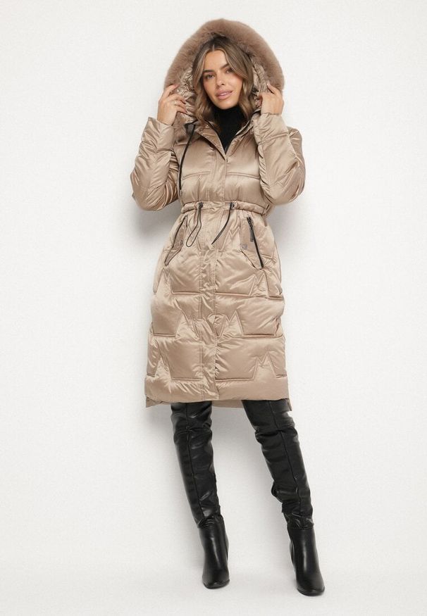 Born2be - Ciemnobeżowa Pikowana Kurtka o Długim Kroju ze Ściągaczem w Talii i Kapturem Galita. Okazja: na co dzień. Kolor: beżowy. Materiał: dzianina, jeans, futro, poliester. Długość: długie. Styl: casual, elegancki