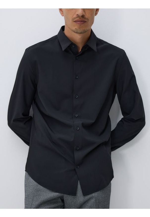 Reserved - Gładka koszula slim fit - czarny. Kolor: czarny. Materiał: tkanina. Wzór: gładki