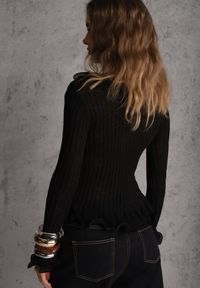 Renee - Czarna Bluzka z Wiskozą w Prążki z Falbanami Chionolis. Okazja: na co dzień. Kolor: czarny. Materiał: wiskoza. Wzór: prążki. Styl: casual #4