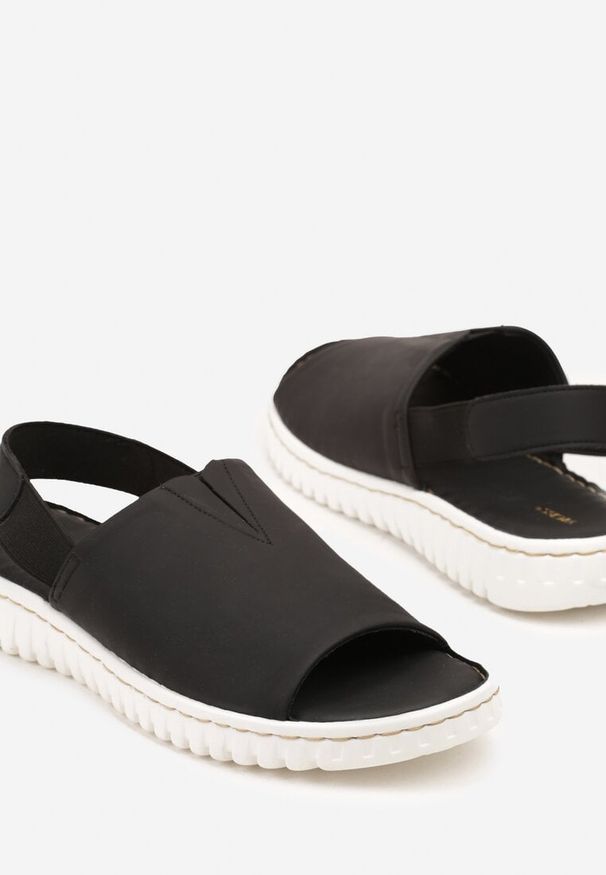 Renee - Czarne Sandały Vices z Ekozamszu na Podeszwie Zdobionej Żłobieniami Saruvelle. Okazja: na co dzień, na spacer, na plażę. Kolor: czarny. Wzór: aplikacja. Sezon: lato. Styl: elegancki, casual