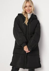 Born2be - Czarna Kurtka Oversize do Kolana z Kapturem Mollo. Okazja: na co dzień. Typ kołnierza: kaptur. Kolor: czarny. Materiał: dzianina, jeans. Styl: elegancki, casual #3