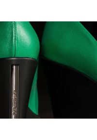 Zielone Czółenka Karino Damskie Półbuty Na Koturnie. Okazja: do pracy, na co dzień, na spotkanie biznesowe. Zapięcie: bez zapięcia. Kolor: zielony. Materiał: skóra. Szerokość cholewki: normalna. Wzór: gładki. Obcas: na koturnie. Styl: casual, klasyczny, biznesowy #4