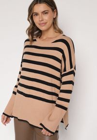 Born2be - Czarny Sweter o Kroju Oversize z Motywem Pasków Irtusa. Okazja: na co dzień. Kolor: czarny. Materiał: jeans. Styl: casual #1