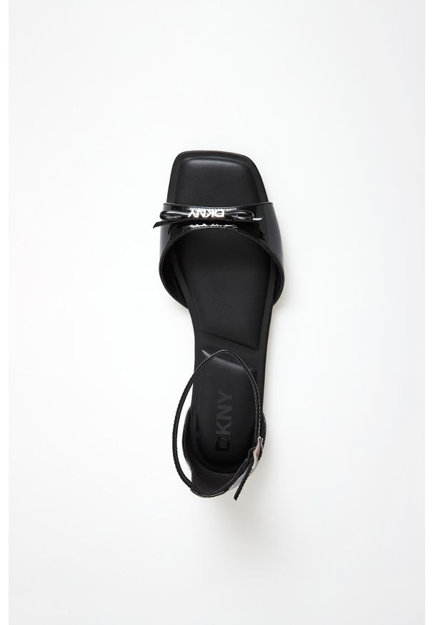 Sandały damskie lakierowane DKNY. Materiał: lakier